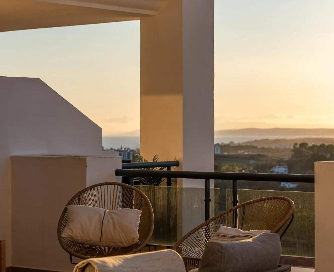 Serendipity Flat- Stunning Views And Serene Interior Estepona