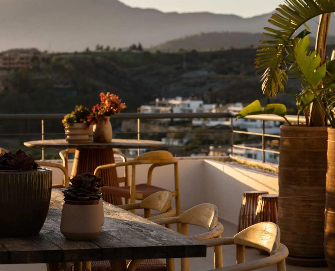 Rental Central - Serendipity Flat- Stunning Views And Serene Interior Εστεπόνα