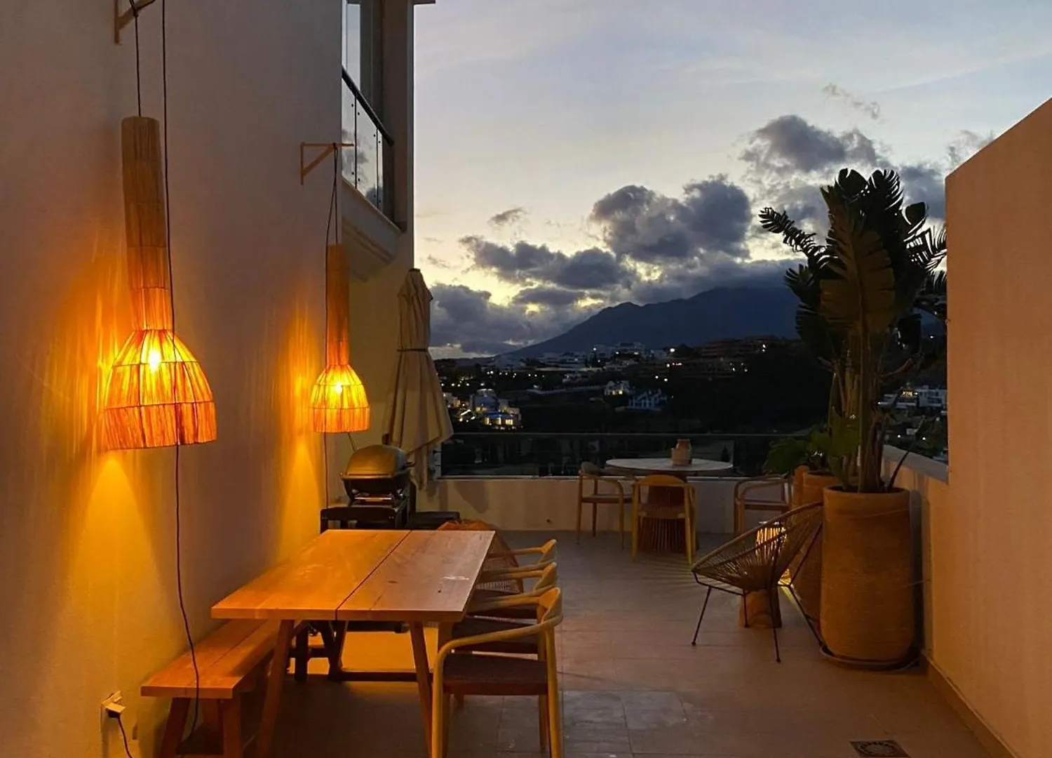 Rental Central - Serendipity Flat- Stunning Views And Serene Interior Εστεπόνα Ισπανία