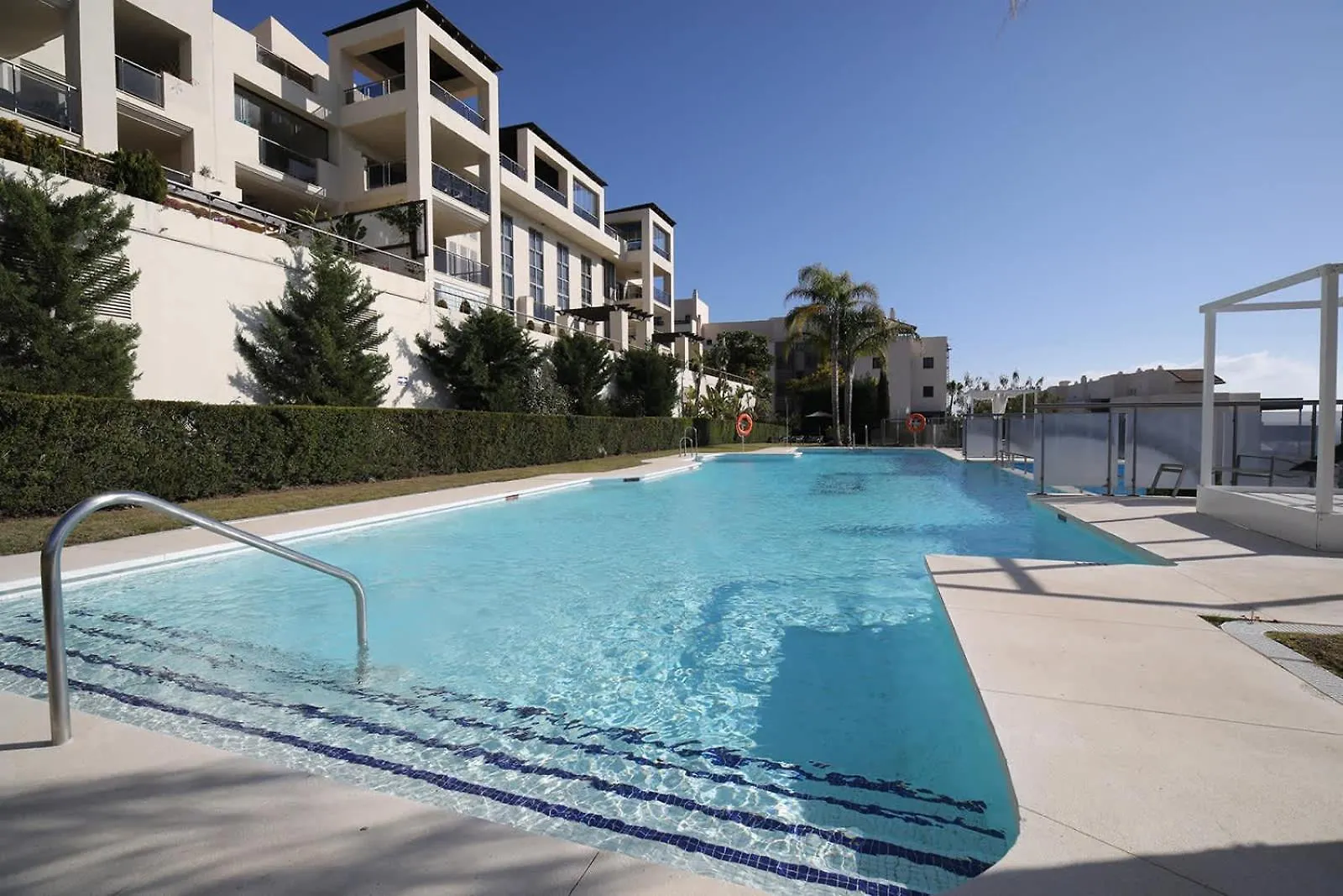 Rental Central - Serendipity Flat- Stunning Views And Serene Interior Εστεπόνα